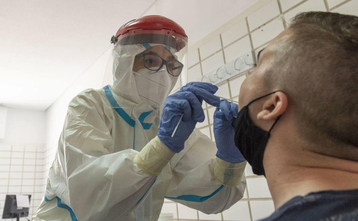 Realización de una prueba PCR en un centro de salud de Murcia.