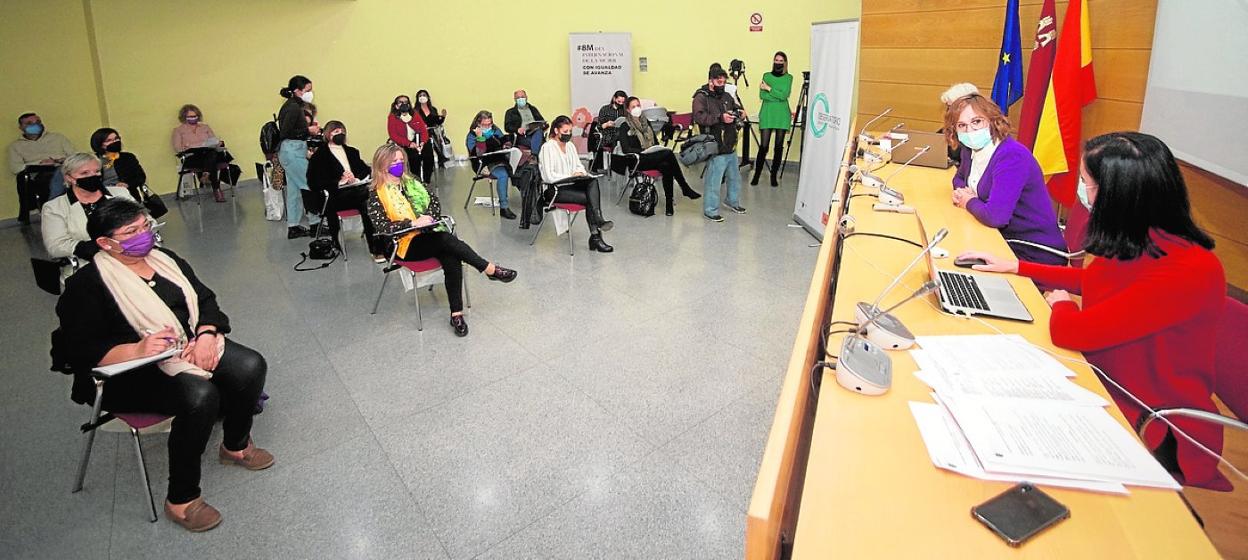 Primera reunión del Observatorio de Igualdad, en la sede de la Consejería de la Mujer, ayer. 