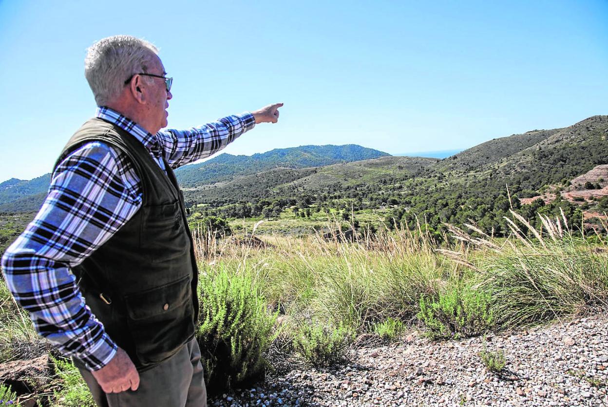 Francisco Crispín, en su finca de la Peña del Águila. 
