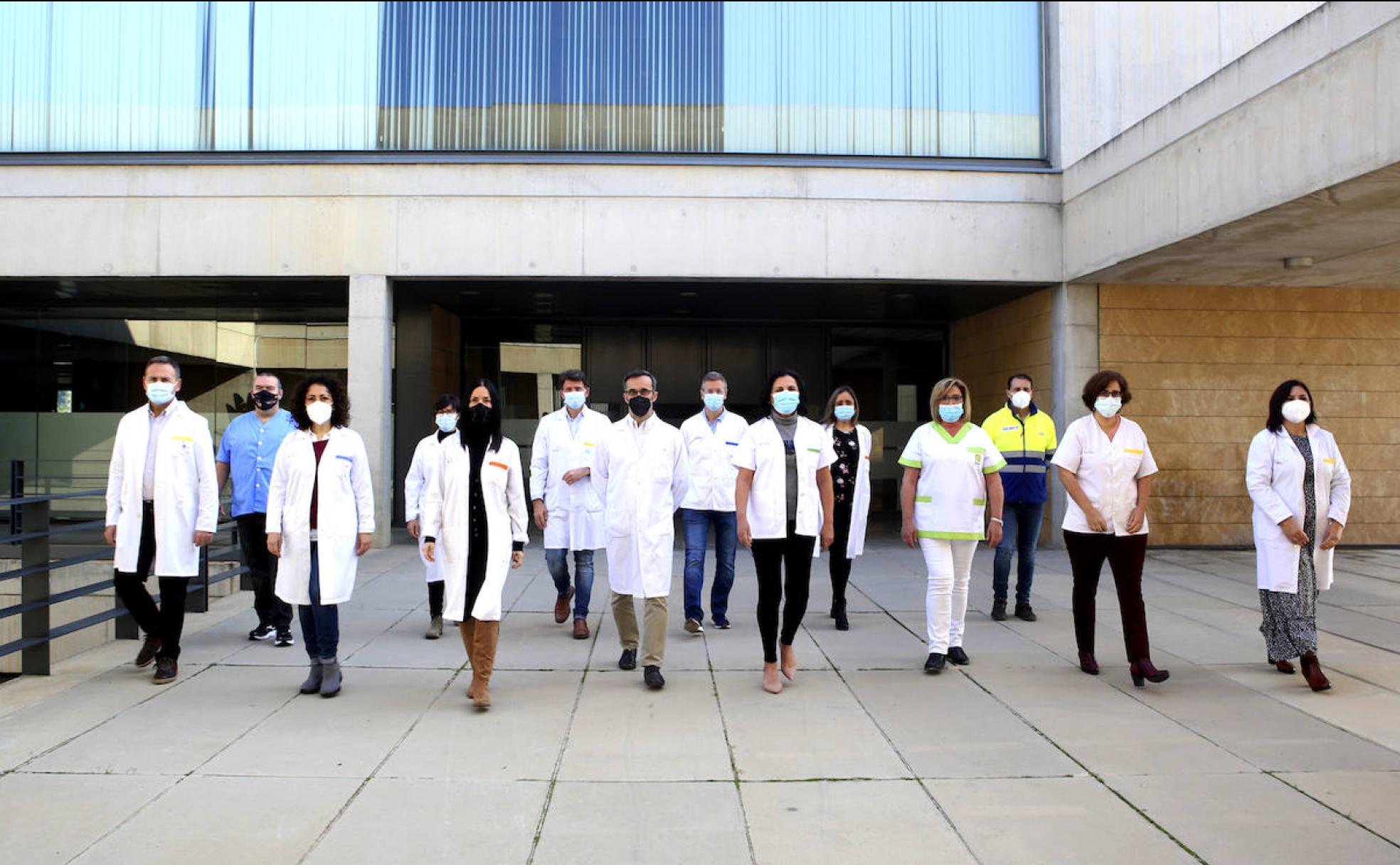 En segunda fila, de izquierda a derecha: Óscar Cantón (celador), Emilia Salmerón (enfermera de Primaria), Enrique Bernal (médico especialista en Enfermedades Infecciosas), Jesús Pérez (enfermero en planta Covid), Pilar Adsuar (técnico de Radiodiagnóstico), Francisco Lisón (técnico de emergencias sanitarias). En primera fila: Antonio Sánchez (médico intensivista), Carmen Ibáñez (enfermera), Rocío Garrote (técnica de laboratorio), Antonio Santacruz (neumólogo), Fuensanta Carrasco (técnica en cuidados auxiliares de Enfermería), Antonia Carreño (limpiadora), Natalia Cabrera (epidemióloga) y Mercedes Tárrega (médica de familia).