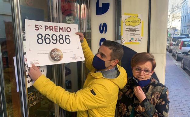 Loteros del estanco La Viuda, en Cieza, tras vender el primer quinto premio de la Lotería de Navidad 2020.