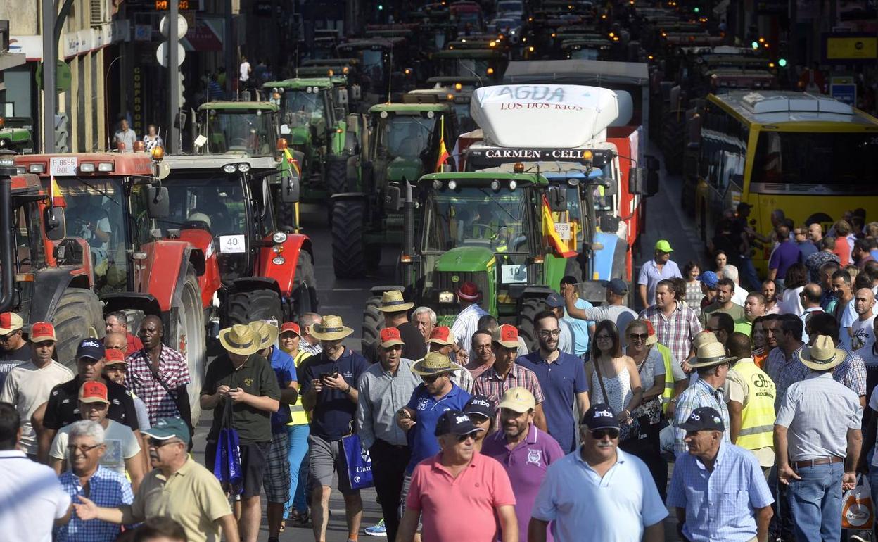 Imagen de archivo de una protesta de los regantes por la Gran Vía de Murcia. 