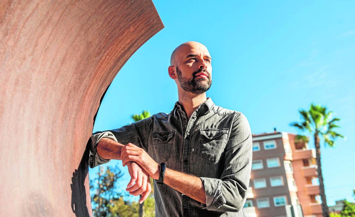 Francisco José Andreo Gázquez, en la puerta de la Biblioteca Regional, en Murcia. 