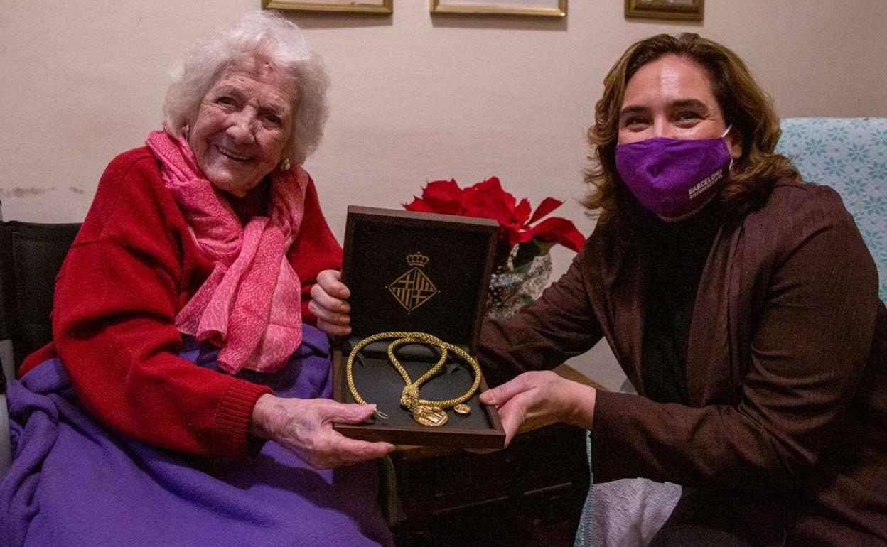 Encarna Hernández recibe el reconocimiento de manos de Ada Colau, este miércoles.
