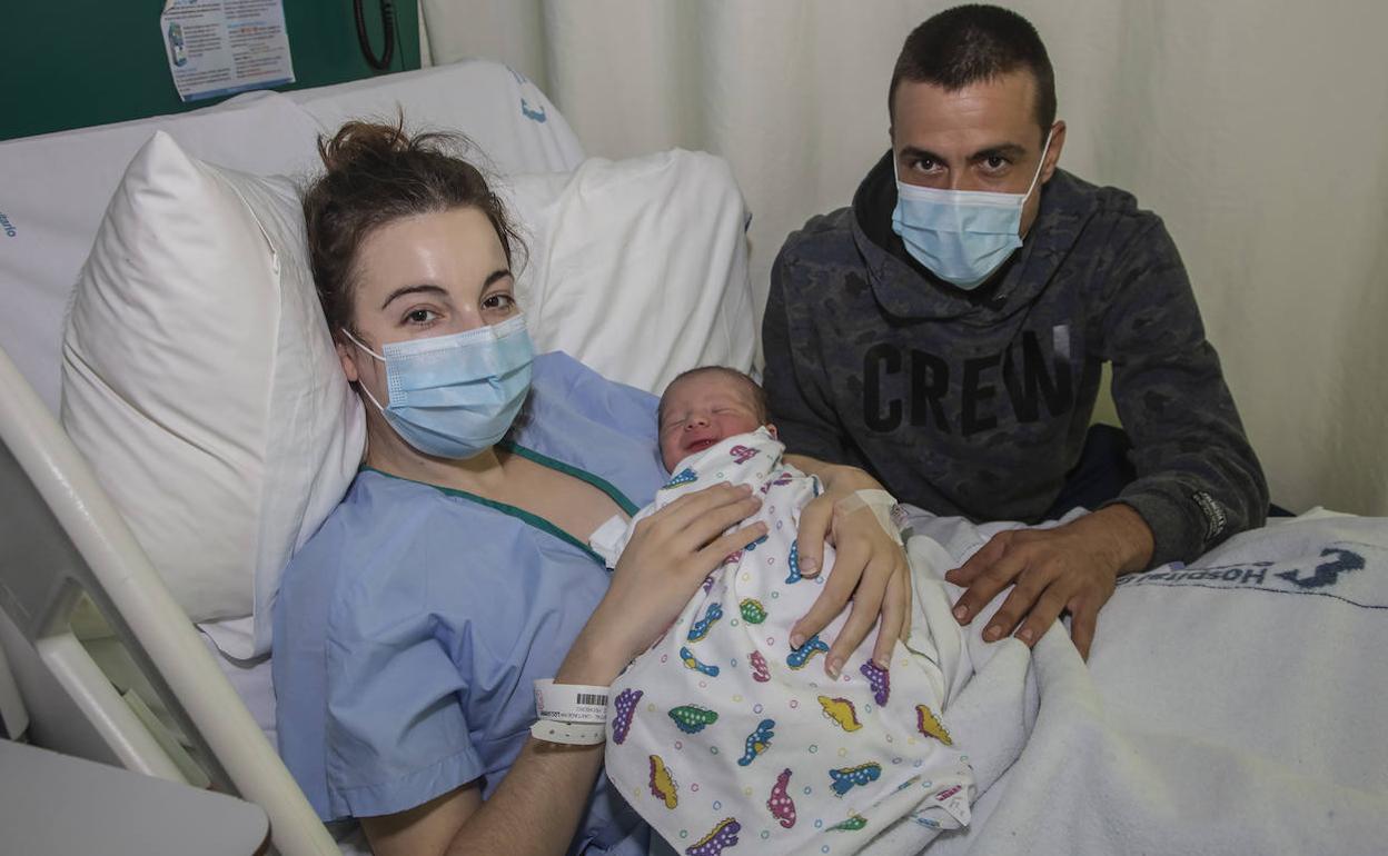 Lorena y Sergio con su hijo Lucas, este viernes, en el hospital Santa Lucía de Cartagena.