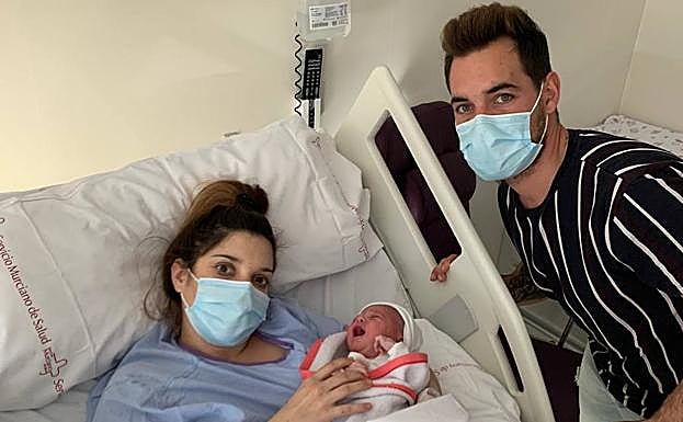 Elías Calderón y Laura Sánchez con su hija Noa, este viernes, en La Arrixaca.