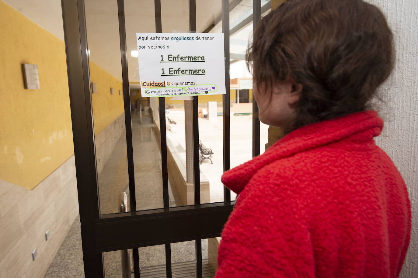 18-04-2020. "Aquí estamos orgullosos de tener por vecinos a una enfermera y un enfermero. ¡Cuidaos! Os queremos", agradecen en un cartel los inquilinos de un inmueble por el esfuerzo que realizan a diario en su trabajo sus vecinos. 