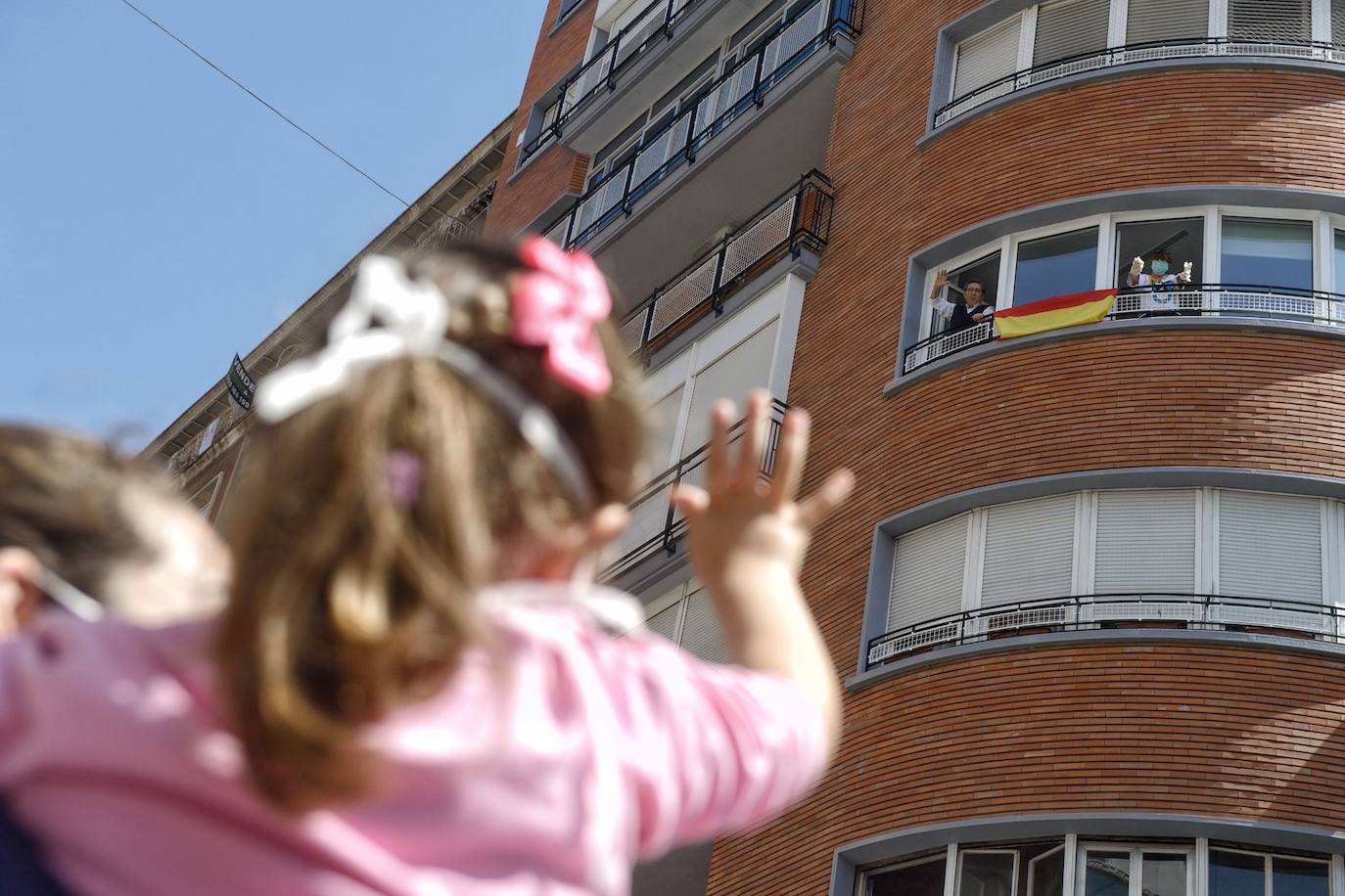 26-04-2020. Miles de niños se echan a las calles tras 42 días confinados, mientras crecen las quejas por los incumplimientos de decenas de adultos. Como en una mañana de Reyes, las voces de los niños llenan por fin plazas y calles con juegos, carreras en bici y patinete y balones que parecían recién estrenados. Unas voces de normalidad filtrada por mascarilla que suenan a gloria, a vida, después de un duro encierro que da paso al día de primavera que acompaña a los menores de 13 años en su reconquista de las aceras, los parques y los paseos en el primer día de muchos.