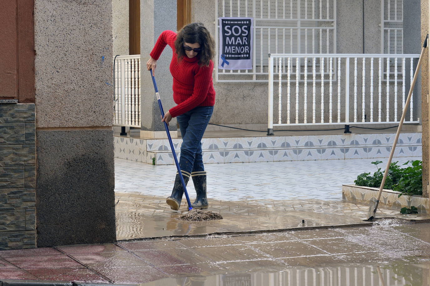 21-01-2020. La peor parte se la llevan de nuevo los vecinos de Los Alcázares, que amanecen con sus viviendas inundadas de agua y lodo por la riada otra vez. 