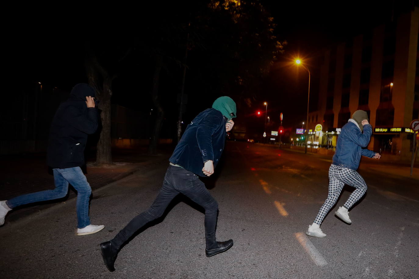 03-07-2020. Tres jóvenes de nacionalidad afgana y estudiantes de FP (en la foto, abandonando a la carrera la Ciudad de la Justicia) son detenidos acusados de presunta agresión sexual a tres jóvenes norteamericanas hermanas durante la Nochevieja en una céntrica vivienda de la capital. La fiscal insiste en que las denuncias a los tres chicos no tienen la menor credibilidad, y asegura que examinando las cámaras de la estación de autobuses, se ve cómo los agresores se despiden de las víctimas «con un beso o un abrazo y de forma cordial».