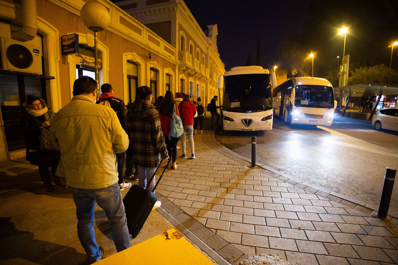 09-01-2020. El caos en los trenes regionales a causa de las averias y la falta de respuesta indigna a los usuarios. En la foto, viajeros de Cercanías afectados por una avería esperan para coger el autobús. 