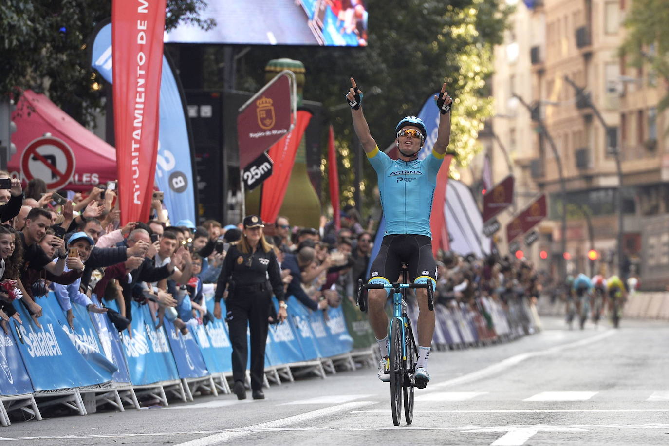 15-02-2020. El muleño Luis León gana la última etapa de la Vuelta a la Región, que se lleva el belga Meurisse. El corredor cruza primero la meta de la Gran Vía repartiendo besos a su afición, que valora su esfuerzo por ser el mejor.