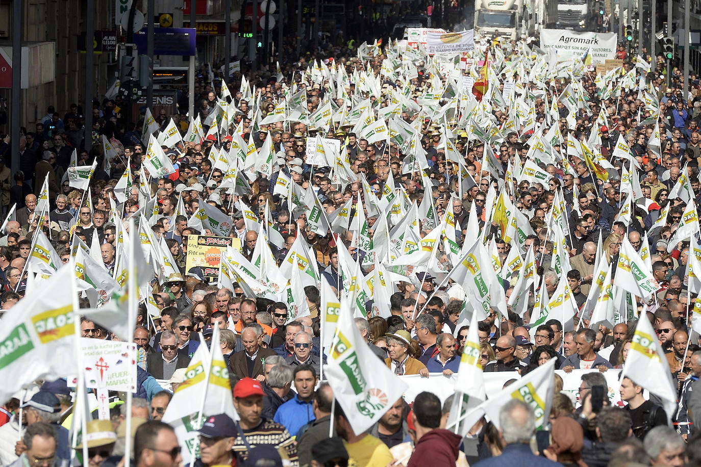 21-02-2020. Miles de agricultores y ganaderos de toda la Región protagonizan una marcha «histórica» en Murcia para evitar la ruina del sector. Frente a la asfixia que sufre a causa de los elevados costes y los precios ruinosos que percibe por sus productos, el campo de la Región de Murcia, que da empleo a más de 110.000 personas, muestra todo su músculo y fuerza, así como su capacidad de movilización. Miles de agricultores y ganaderos denuncian que se encuentran en una situación límite y exigen a las administraciones ayuda. Entre aplausos, dos camiones arrojan su carga de brócoli y coliflor a las puertas de la Delegación del Gobierno para simbolizar que los precios que reciben los agricultores por sus productos están por los suelos. 