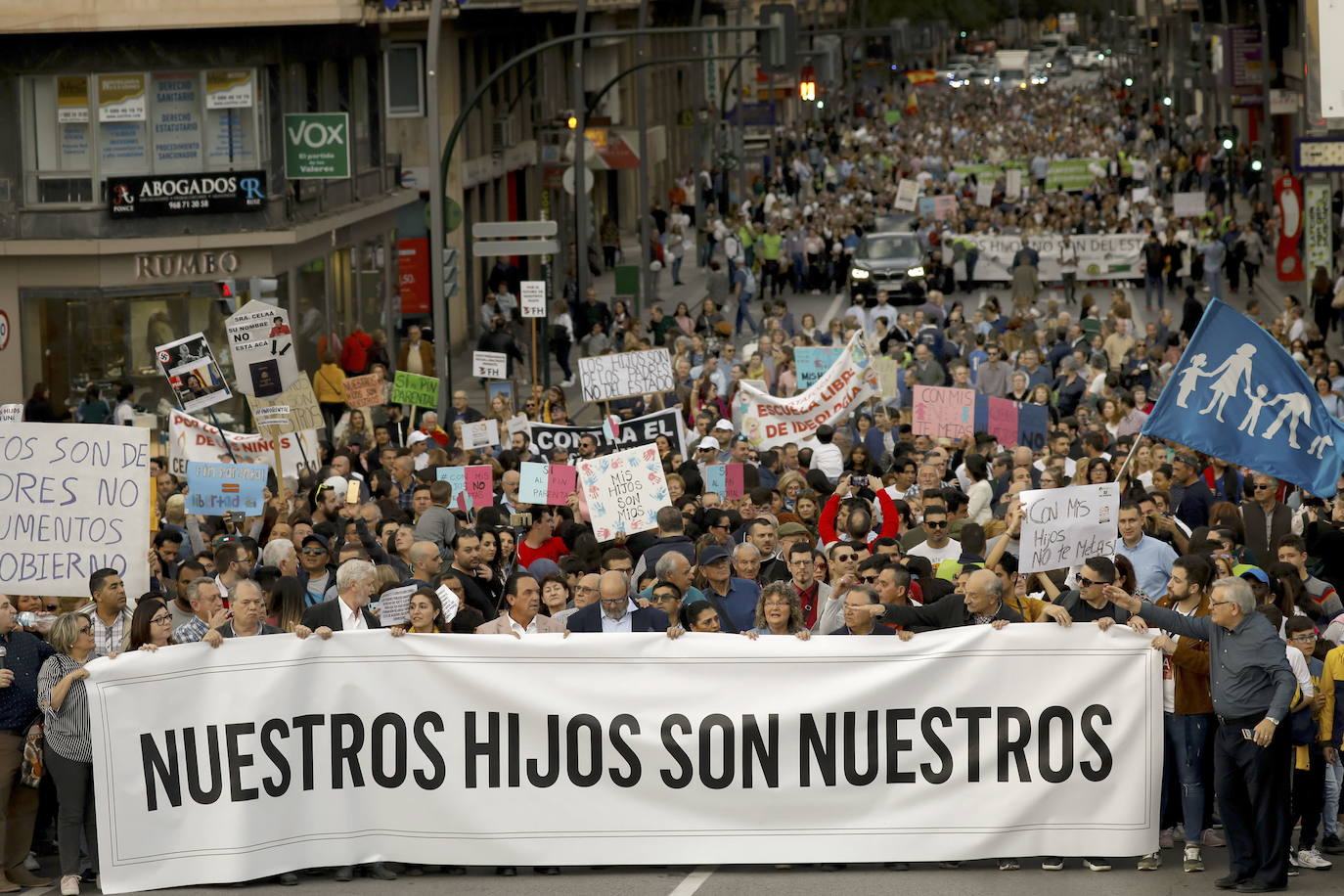 29-02-2020. Varios miles de manifestantes recorren el centro de la ciudad tras la pancarta con el lema «Nuestros hijos son nuestros». Las familias claman a favor del veto parental, con el único apoyo político en la protesta de Vox. 