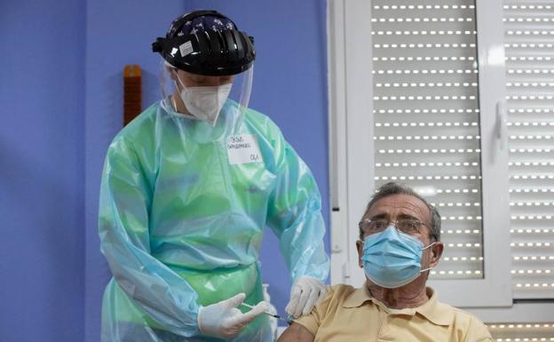 Manuel Madrid, de 85 años, recibe la segunda dosis de la vacuna contra la Covid en la Región, este domingo, en la residencia para personas mayores de San Pedro del Pinatar.