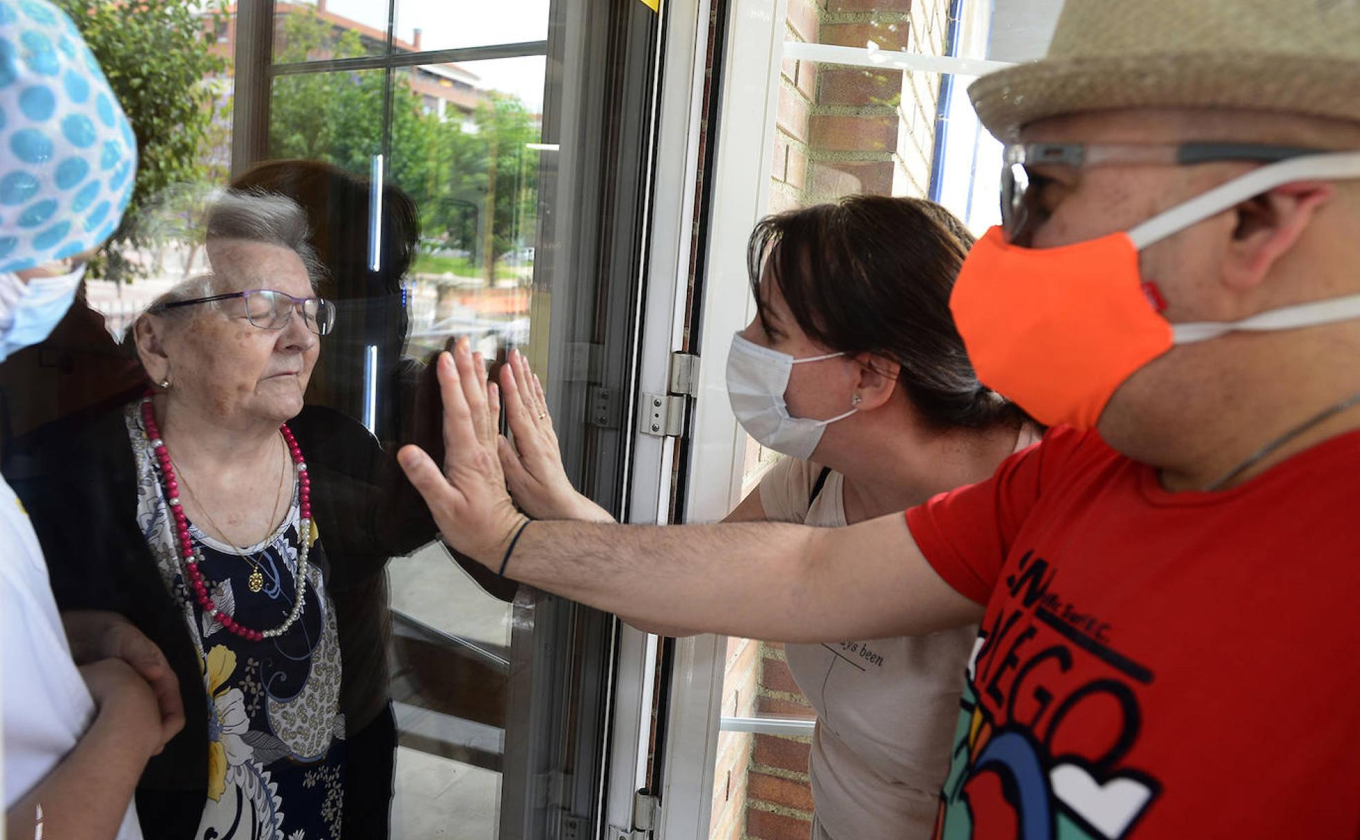 MAYO. Visita a los abuelos en las residencias, pero sin contacto físico