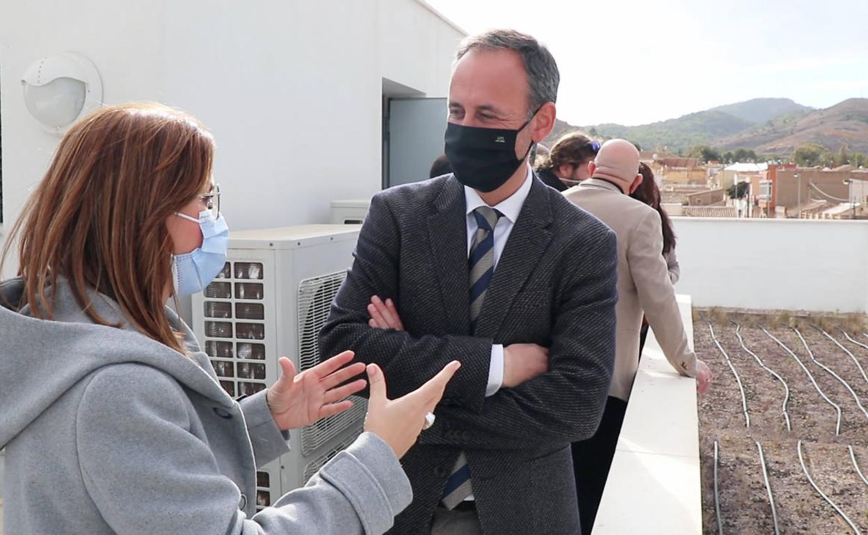 El consejero de Presidencia y Hacienda, Javier Celdrán, y la alcaldesa de Cartagena, Ana Belén Castejón, ante el nuevo local social de Llano del Beal.