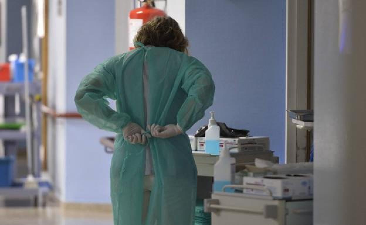 Una trabajadora de La Arrixaca, en una foto de archivo. 