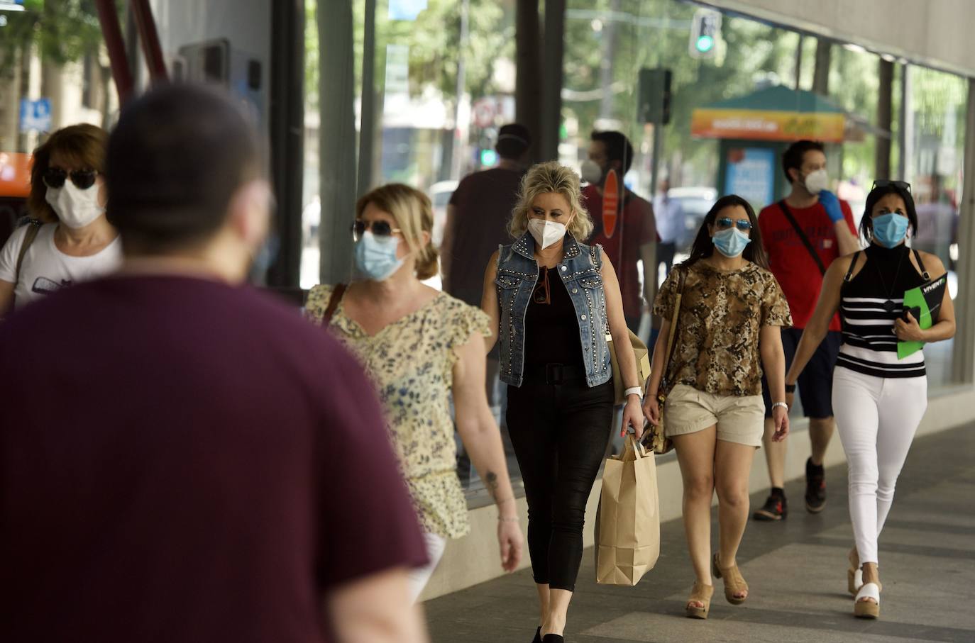 21-05-2020. Los comercios de la Región empiezan a recibir a los primeros clientes con la desescalada. Con restricciones de aforo y mascarillas obligatorias, los murcianos hacen sus compras de la temporada después de largos meses de parón para las tiendas.