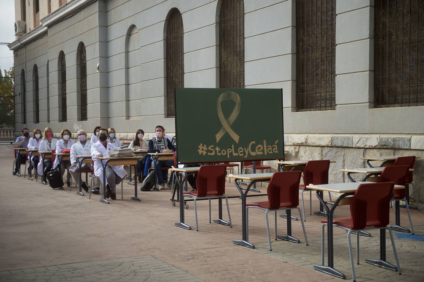 18-11-2020. La ‘ley Celaá’, la octava ley de educación de la democracia, sale adelante en el Congreso por un solo voto en un bronco debate. La reforma genera división dentro de la comunidad educativa de la Región, que lamenta la falta de consenso. Las familias de los centros concertados se sienten especialmente afrentadas por la norma, que pone coto a la libertad de elección de centro y prohibe el pago de cuotas. Las familias de los centros privados sostenidos con fondos públicos intensifican su campaña contra la ley, y organizan protestas, como la instalación de aulas en los patios -en la foto, en Maristas de Murcia- y caravanas de coches contra la reforma. 