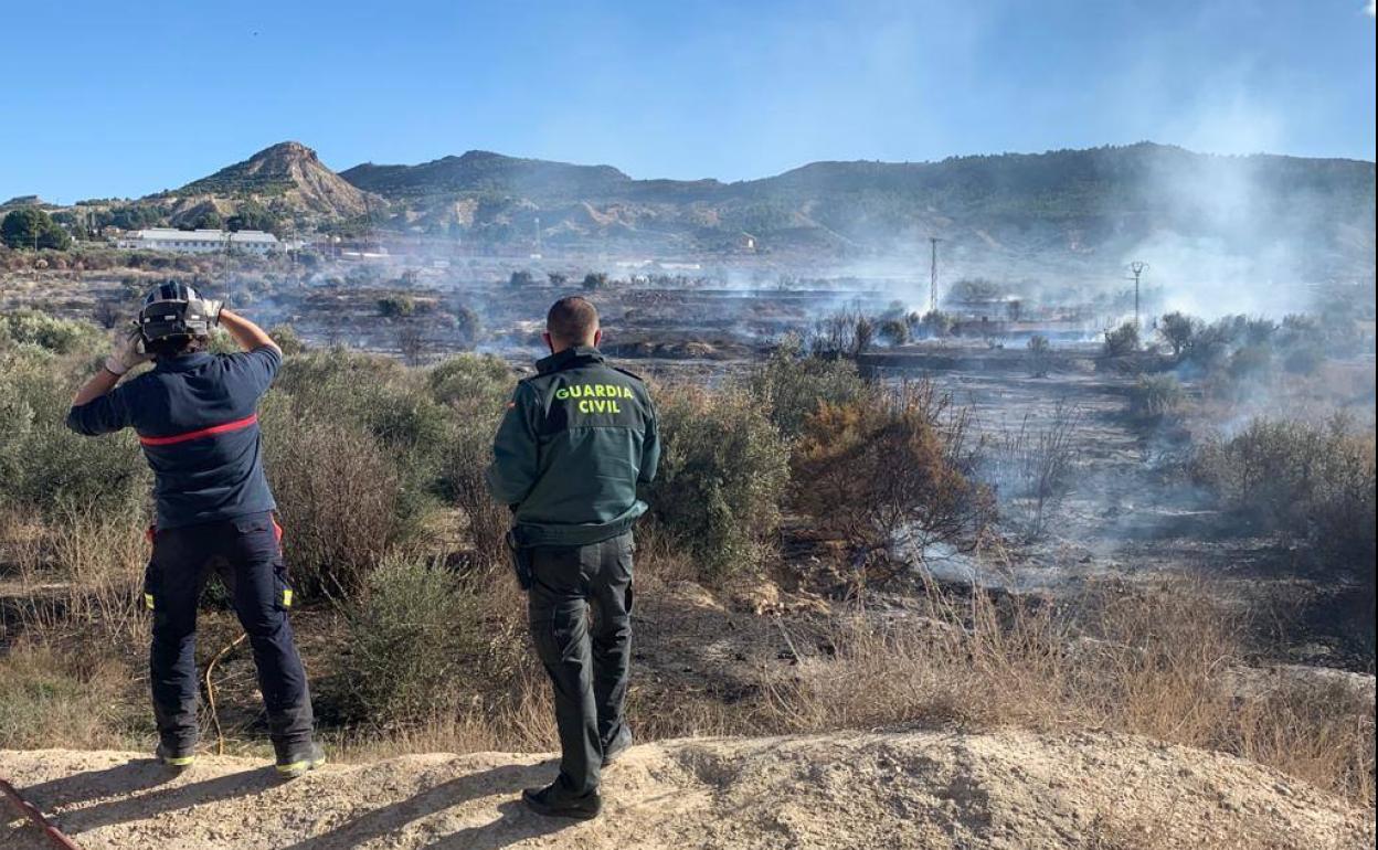 Efectivos trabajan en la zona incendida, este martes.