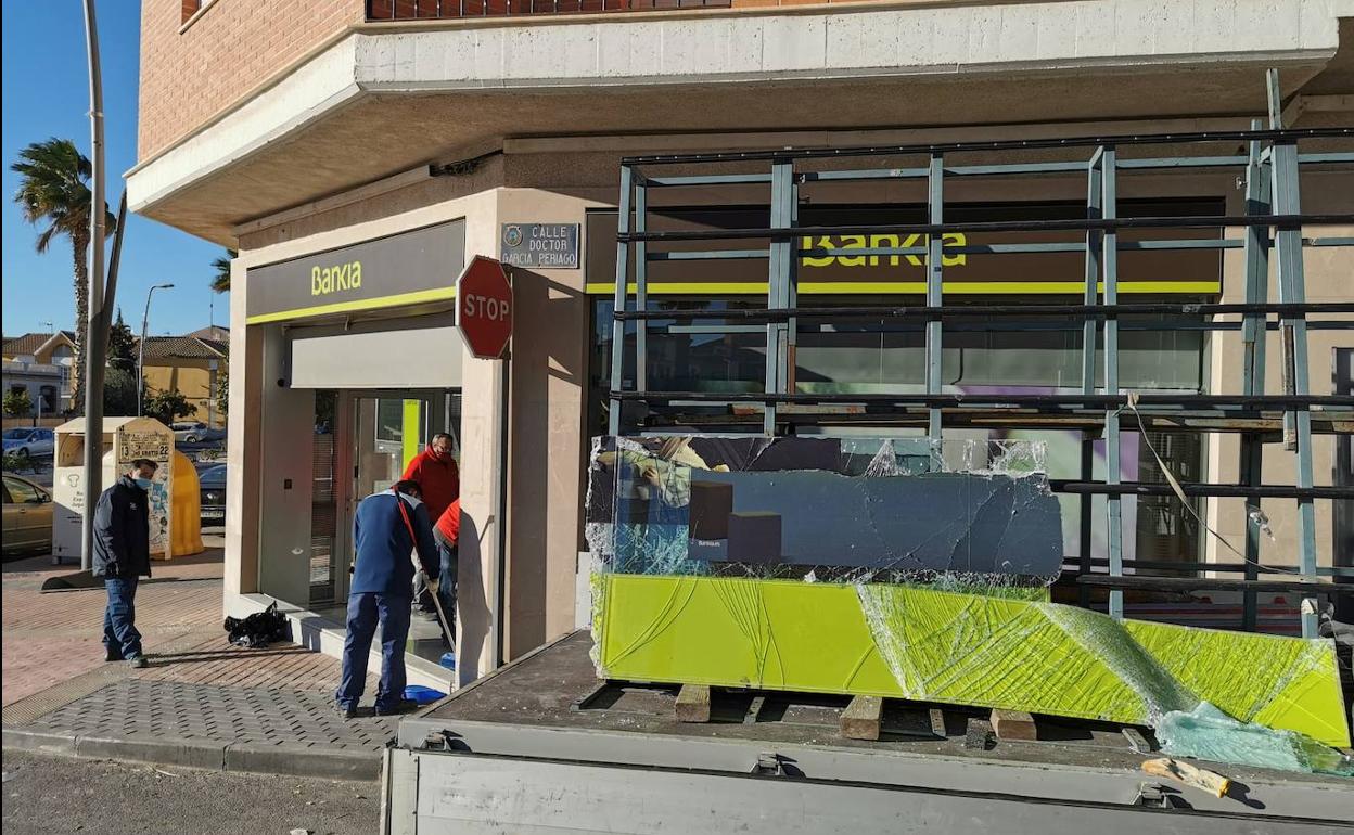 Los desperfectos causados en la sucursal.