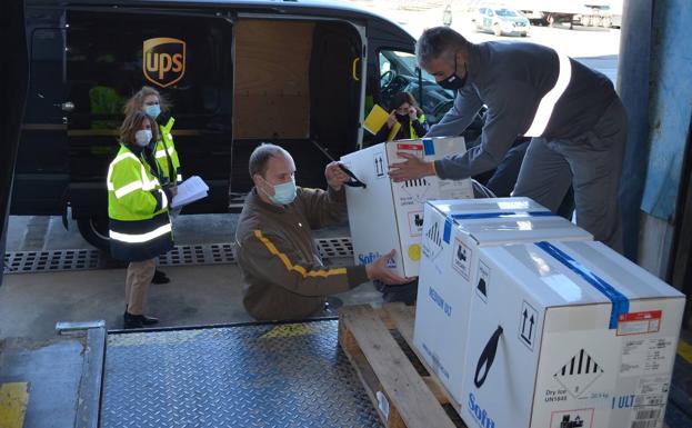 Imagen principal - Hefame recibe el primer gran envío de vacunas contra el coronavirus a la Región de Murcia