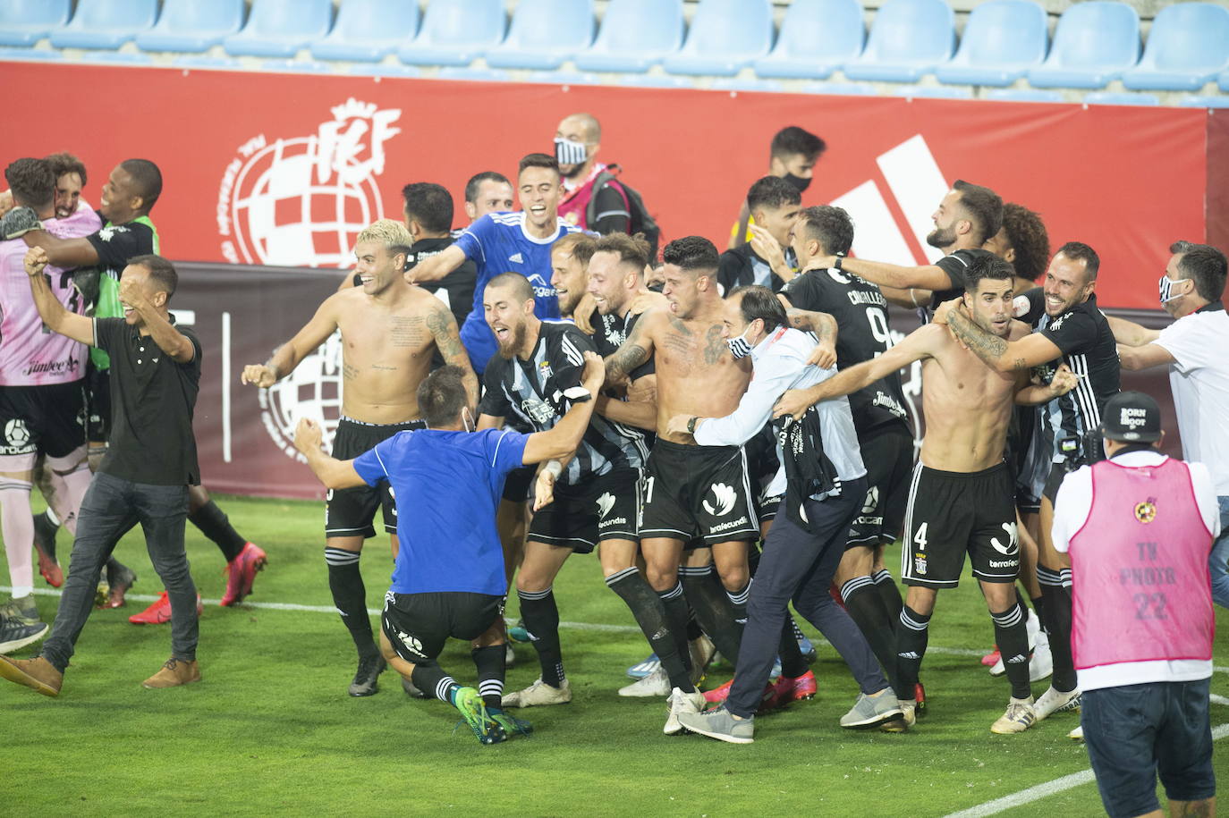 20-07-2020. El Efesé asciende a la Segunda División de manera sufrida, en un partido repleto de tensión, y una nueva etapa llena de ilusión amanece en la trimilenaria. Toca celebrar. Y no llorar. Al fin. Ni siquiera los estragos de una pandemia mundial ni la distancia con el estadio de La Rosaleda frenan las ilusiones de los cartageneros por levantar el ánimo, dejar a un lado la crisis sanitaria y volcarse en apoyar al Efesé. Fue en la octava temporada consecutiva en Segunda B, once años después del ascenso en Alcoy y tras fatales desenlaces. Al fin toca llorar de emoción. En la imagen, los jugadores del Efesé estallan de alegría tras conseguir el ascenso en Málaga.