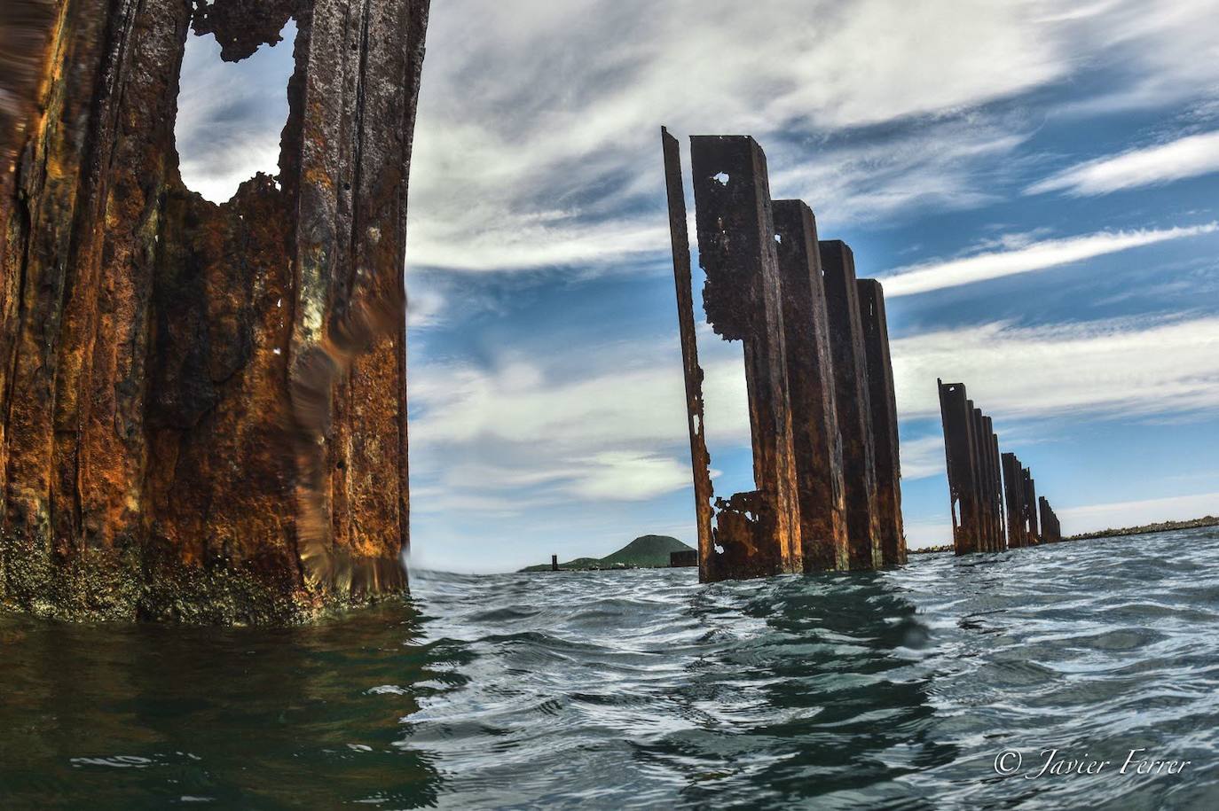 25-06-2020. La Asociación de Naturalistas del Sureste (ANSE) exige la restauración de la zona de Puerto Mayor y de la Caleta del Estacio «ante la demora e incompetencia de la Comunidad Autónoma», y denuncia que se están degradando los fondos por la caída y deterioro de las tablestacas del recinto portuario, rotas y oxidadas. 