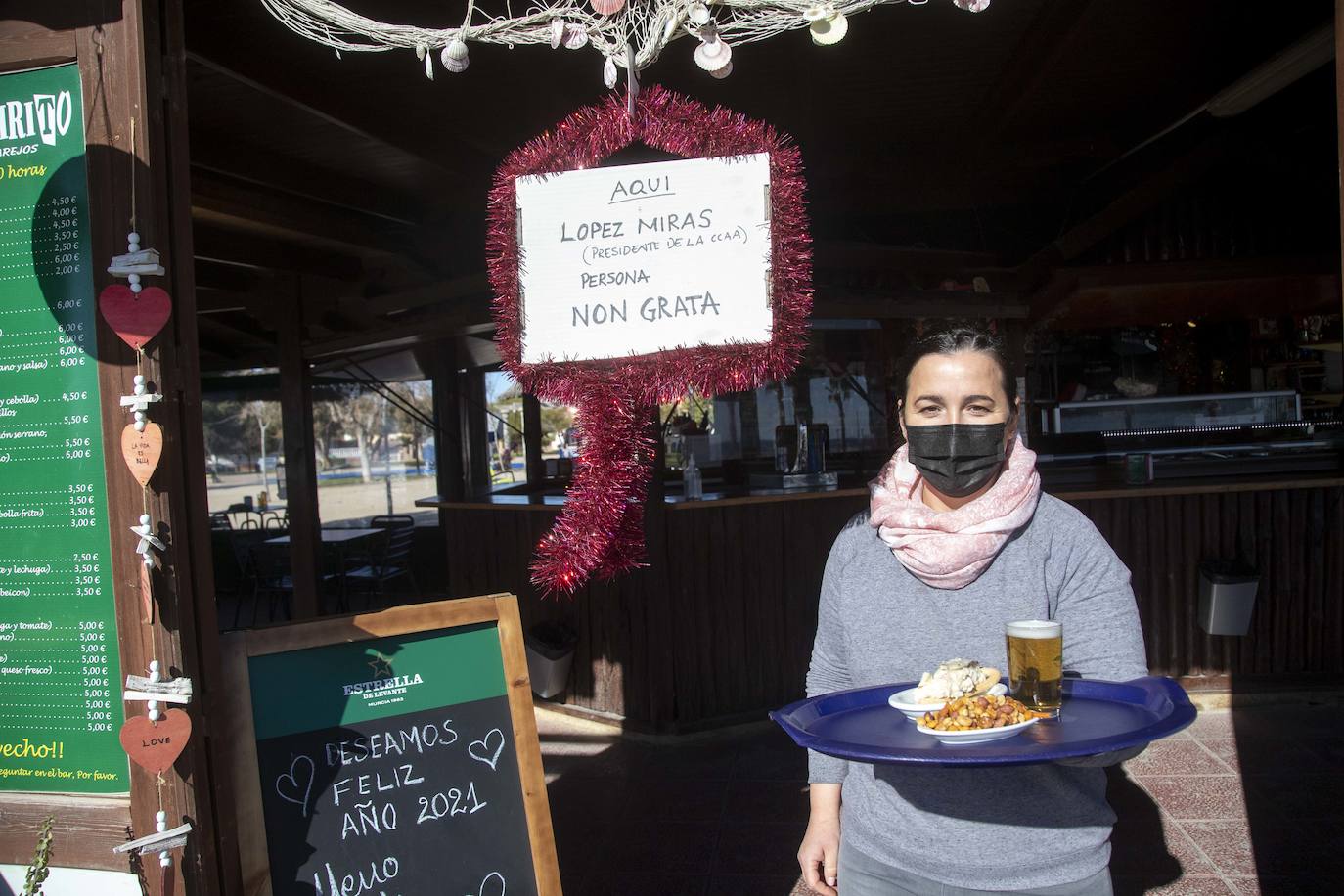 Fotos: Comerciantes y hosteleros de Los Alcázares soportan el cierre perimetral más largo de la Región