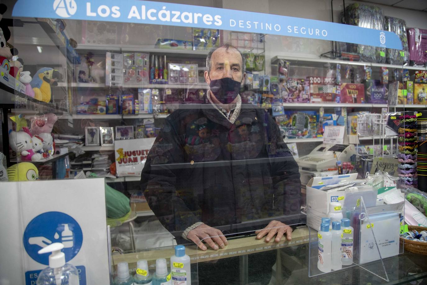 Fotos: Comerciantes y hosteleros de Los Alcázares soportan el cierre perimetral más largo de la Región