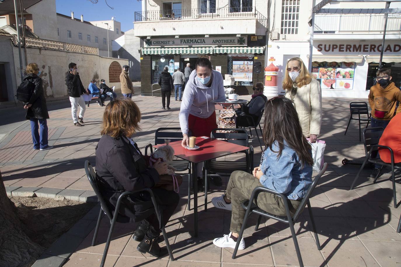 Fotos: Comerciantes y hosteleros de Los Alcázares soportan el cierre perimetral más largo de la Región