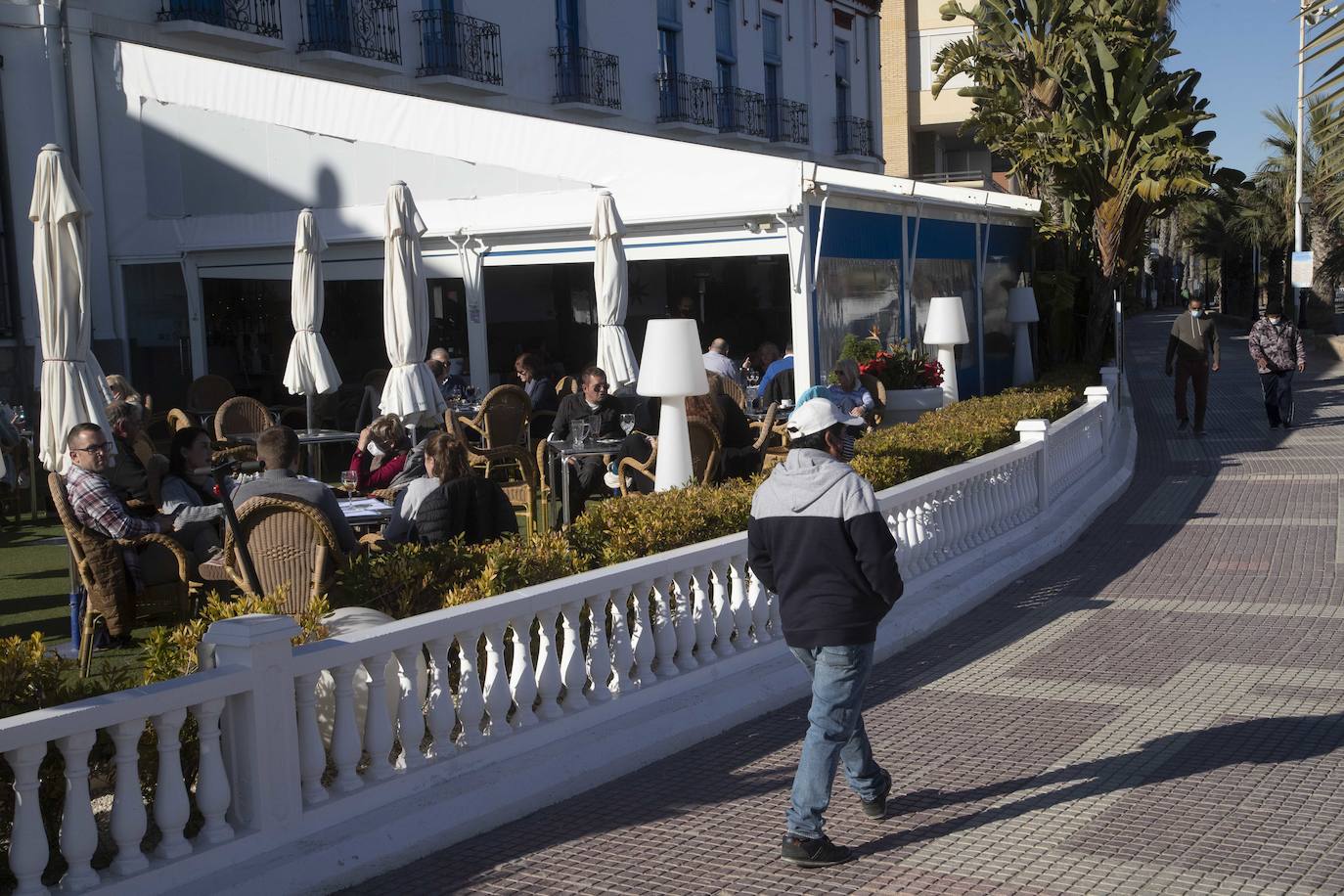 Fotos: Comerciantes y hosteleros de Los Alcázares soportan el cierre perimetral más largo de la Región