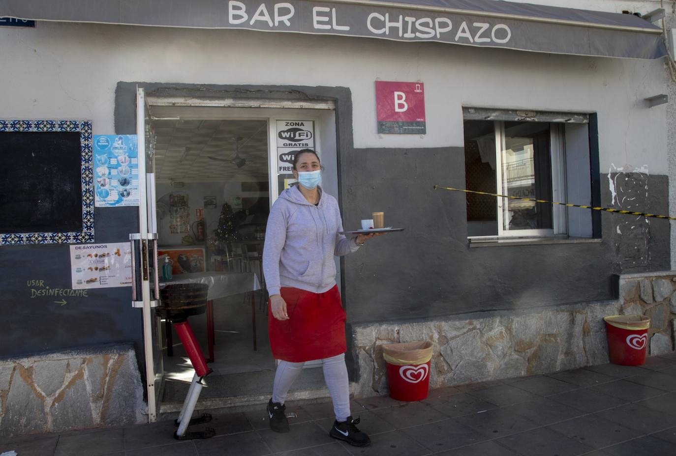 Fotos: Comerciantes y hosteleros de Los Alcázares soportan el cierre perimetral más largo de la Región