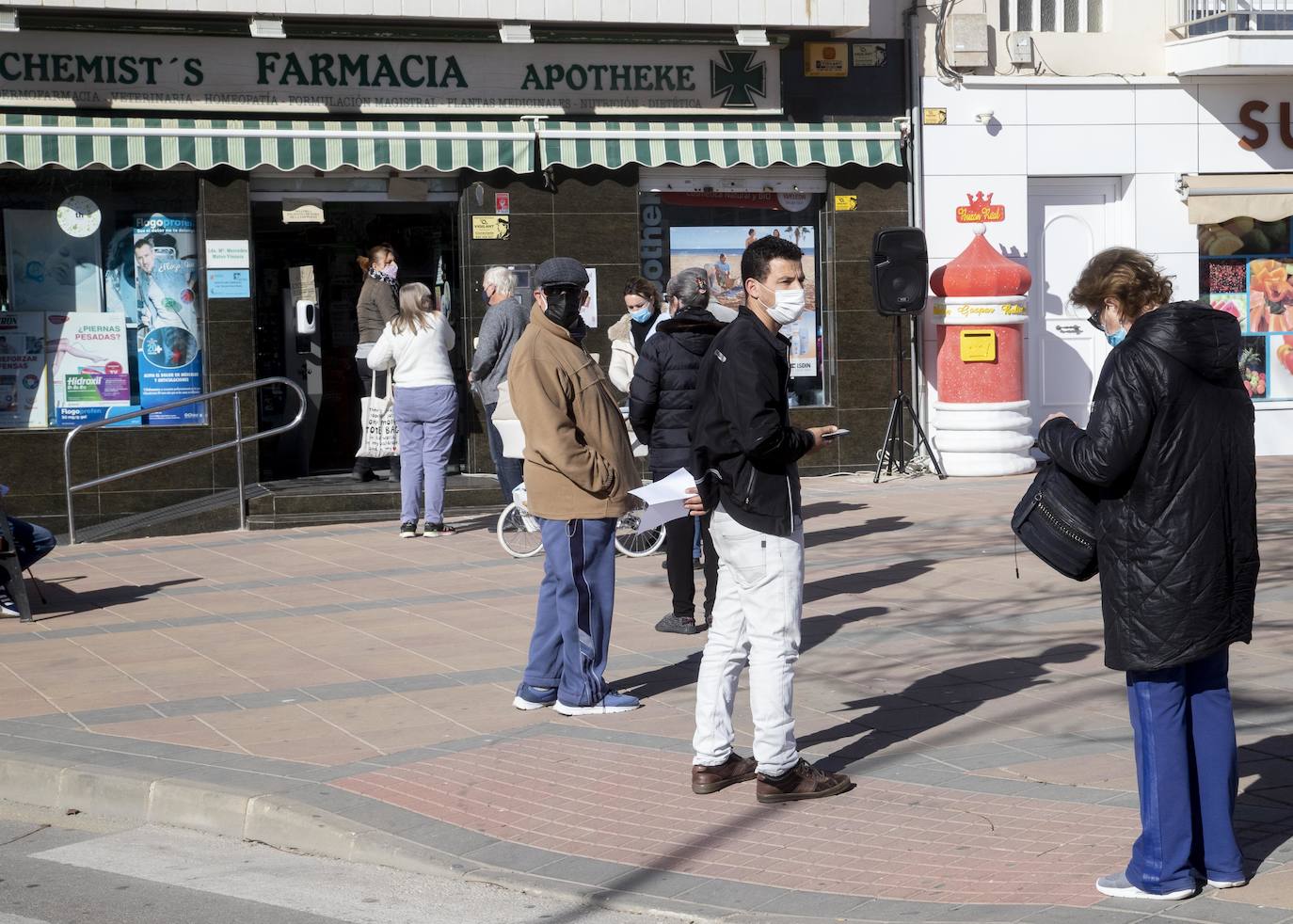 Fotos: Comerciantes y hosteleros de Los Alcázares soportan el cierre perimetral más largo de la Región