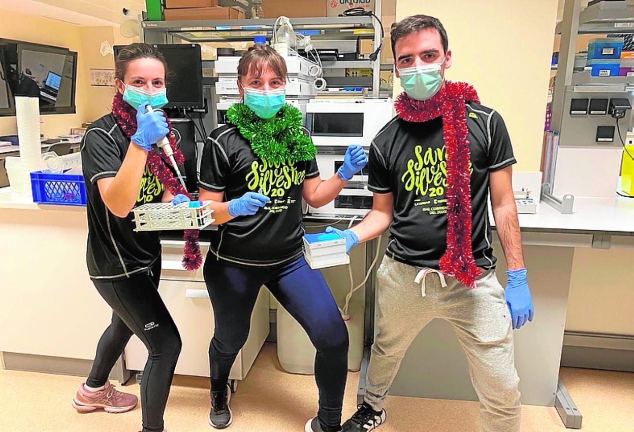Un grupo de investigadores, en el laboratorio del Morales Meseguer. 