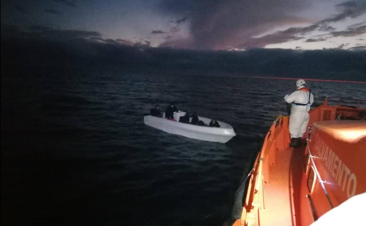 Salvamento Martítimo intercepta a una embarcación.