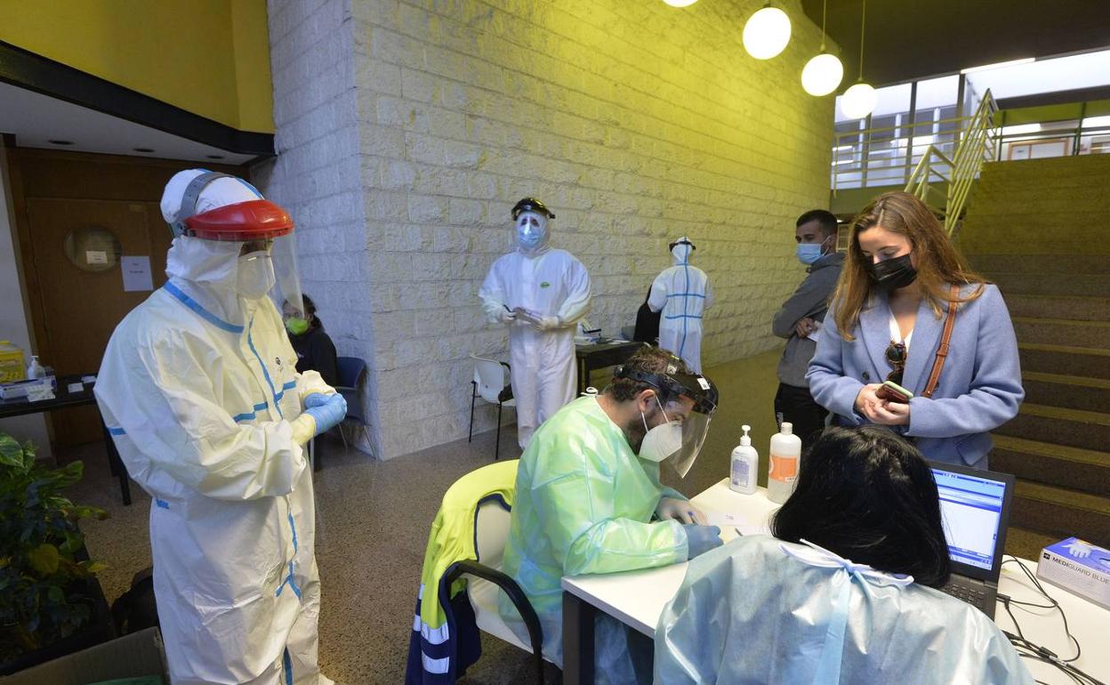 Colas para someterse a un test de antígenos en el Morales Meseguer la pasada semana. 