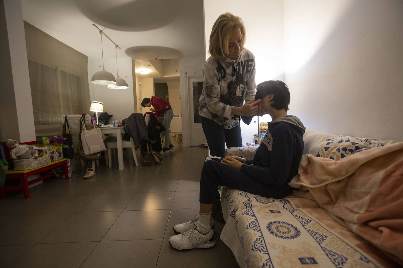 01-12-2020. Medio centenar de familias de alumnos con discapacidades severas -como Eva, en la foto, con dos hijos discapacitados- afectadas por la suspensión del servicio de residencias desde que se declaró la pandemia piden ayuda. Varias residencias de la Región reabren días después.