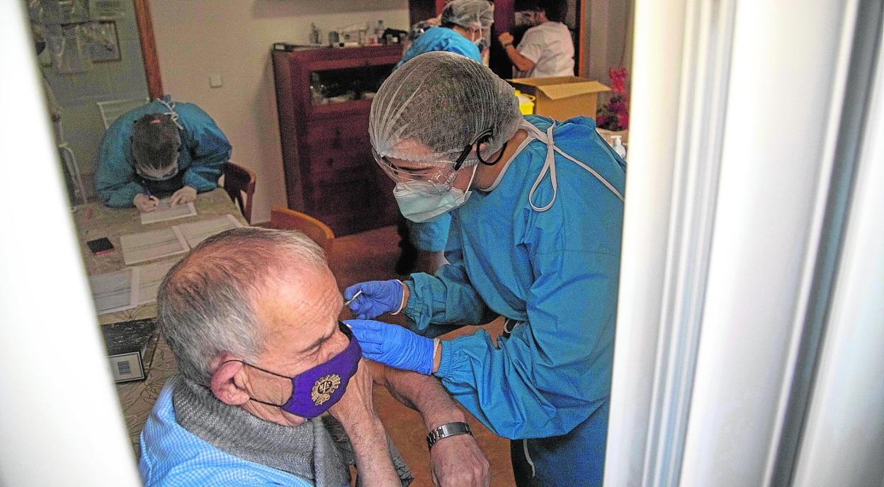 Un hombre se vacuna de la Covid ayer en la residencia de la Fundación Marraja, en Cartagena. 