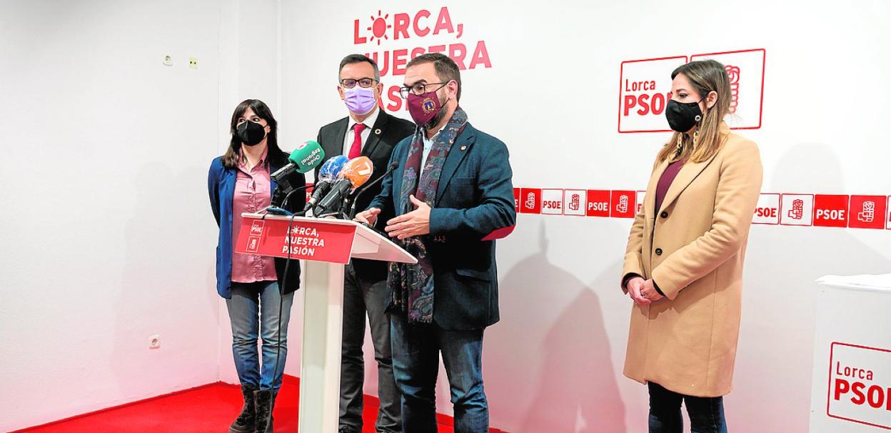 Mateos (c) junto a Sánchez, Conesa y la portavoz del PSOE en Puerto Lumbreras. 