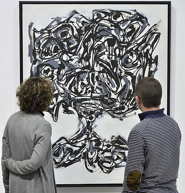 Unos visitantes disfrutan de la exposición de El Paso en el Centro Cultural Las Claras.