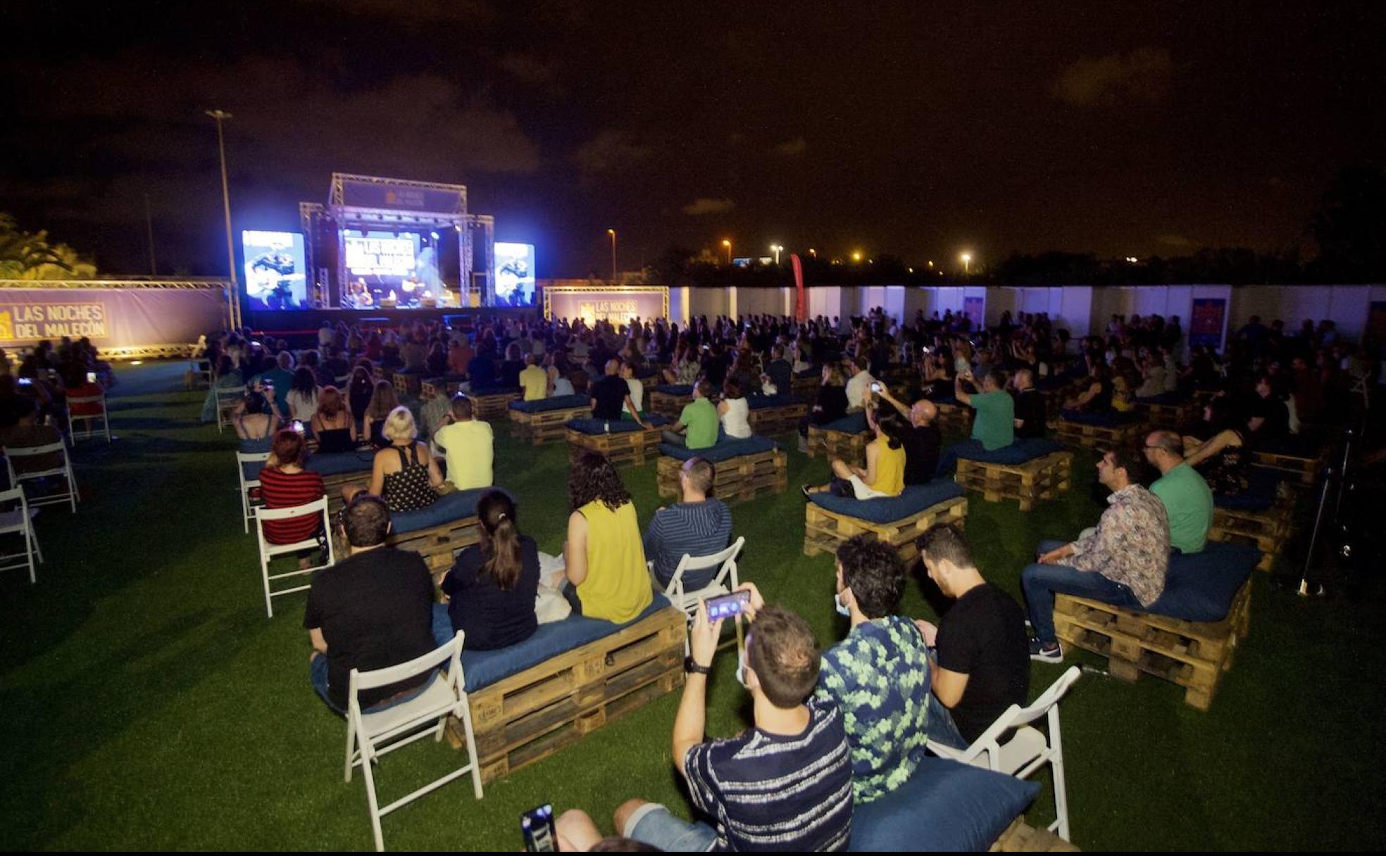 Público asistente a uno de los conciertos programados en el ciclo 'Las noches del Malecón'. 