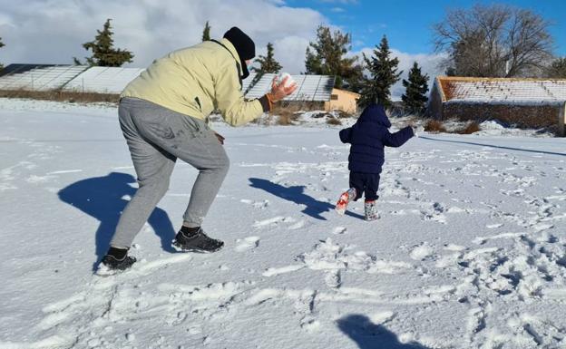 Jugando con la nieve este viernes, 1 de enero, en El Moralejo, en Caravaca de la Cruz.