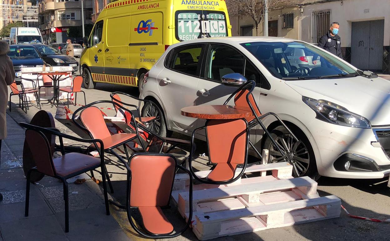 El coche, junto a las mesas y sillas que arrolló en Cieza. 