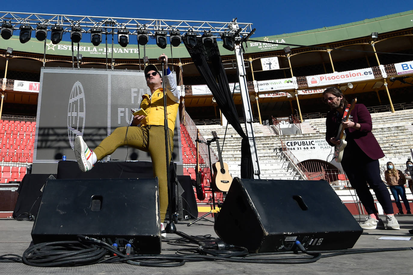 Fotos: Varry Brava y Don Fluor reciben con música el 2021
