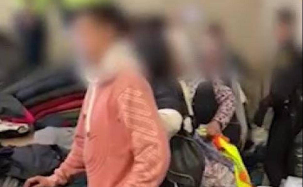 Captura de vídeo, con las imágenes pixeladas, de la operación policial realizada este mes en una nave textil clandestina en Fuente Álamo. 