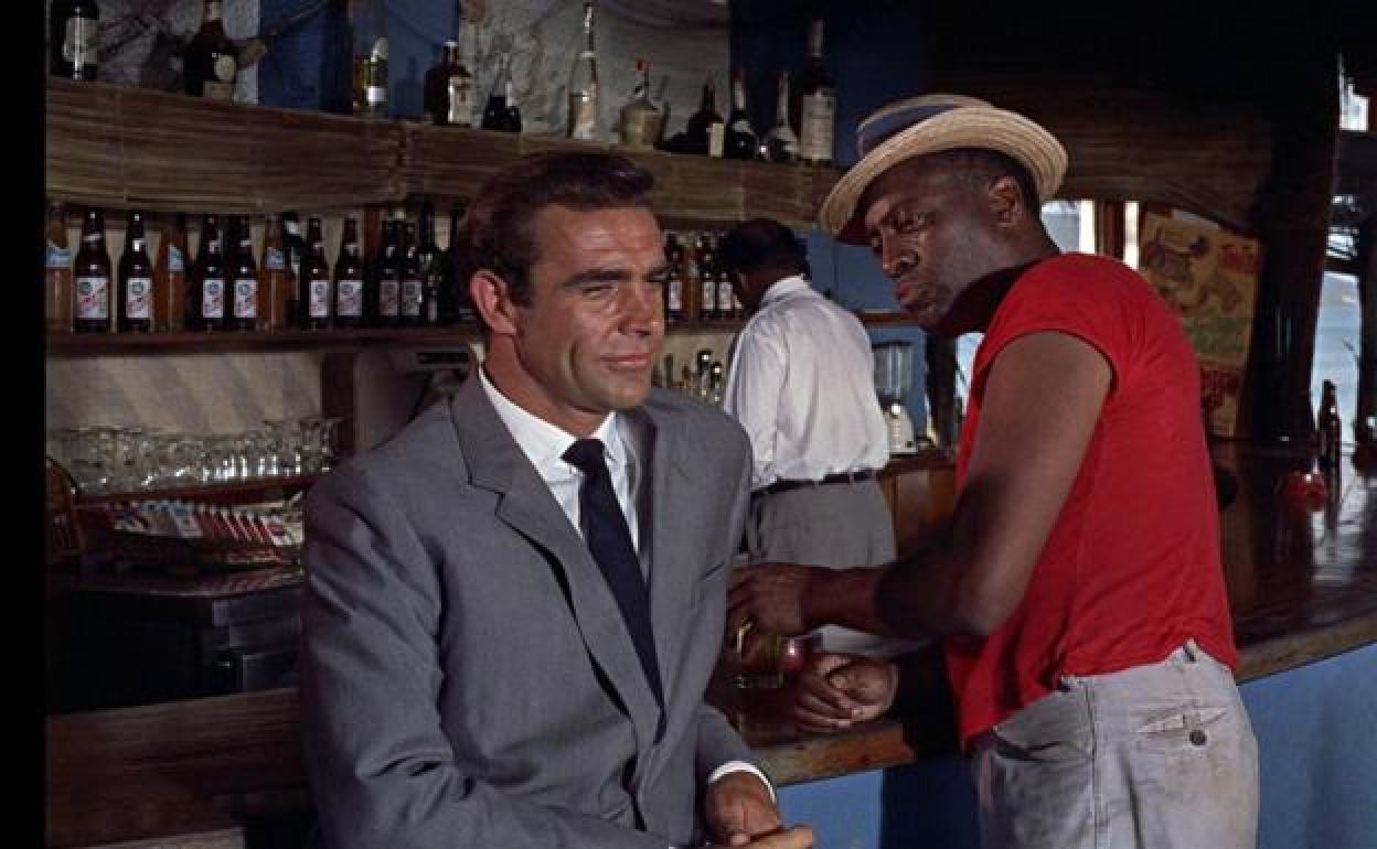 Los actores Sean Connery y John Kitzmiller, en una escena de 'Agente 007 contra el Dr. No'. 