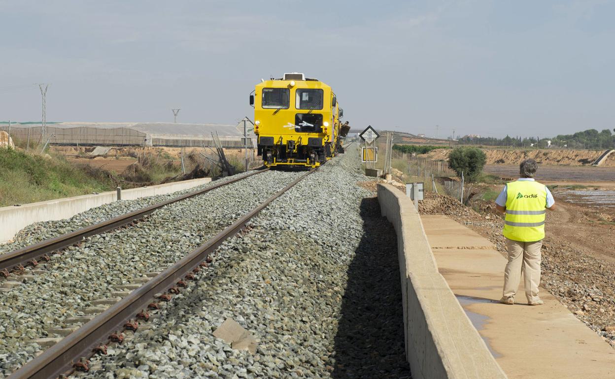 Un técnico de Adif, durante unas obras de reparación de las vías del ferrocarril, en la zona de Sucina. La foto es de archivo.