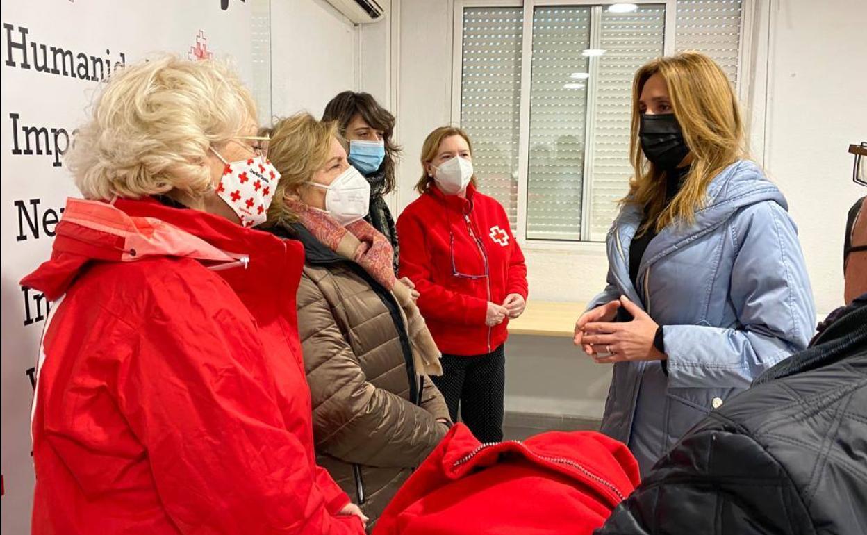 La concejal Pilar Torres visita las instalaciones de Cruz Roja en Murcia. 